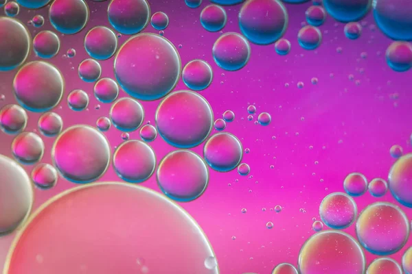 Yağ suya düşer. Defocused soyut psychedelic desen görüntü mor renkli. Renkli degrade renklerle soyut arka plan.