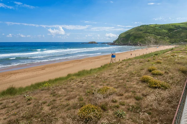 Vista a la playa de Zarautz con caminantes, País Vasco, España en un hermoso día de verano — Foto de Stock
