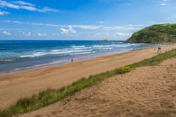 Vista a la playa de Zarautz con caminantes, País Vasco, España en un hermoso día de verano — Foto de Stock