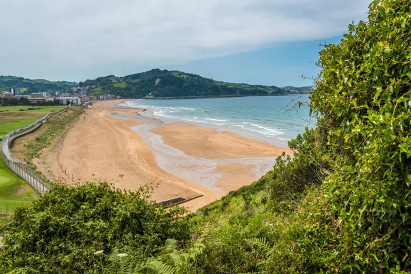 Vista aérea a la playa de Zarautz, País Vasco, España en un hermoso día de verano —  Fotos de Stock