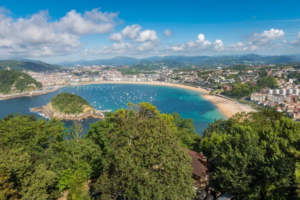 Widok z lotu ptaka na San Sebastian, Donostia, Hiszpania w piękny letni dzień — Zdjęcie stockowe