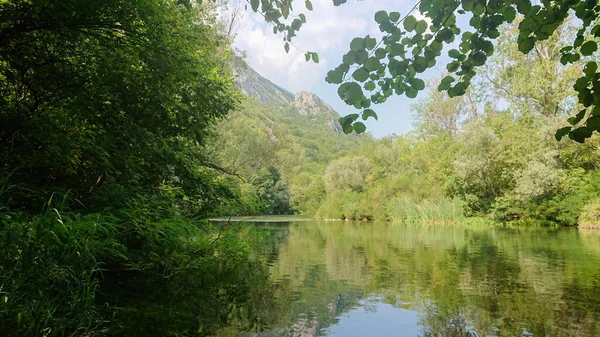 Ποταμός Τσετίνα, Κροατία. Ένα όμορφο τοπίο κοντά στην Ομίς — Φωτογραφία Αρχείου