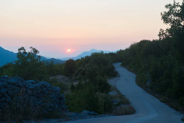 ビオコヴォ山の自然公園の上の美しい夕日の美しい景色 — ストック写真