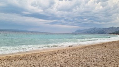 Adriyatik Denizi 'nin güzel kıyıları. Bulutlu körfez görünümü.
