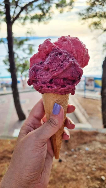 Gelato Cone Sorvete Realizada Até Cidade Quente Verão Mão Mulher — Fotografia de Stock