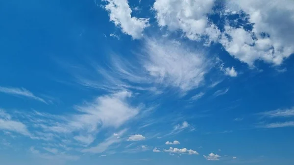 Blauwe Lucht Met Wolken Prachtige Natuurlijke Achtergrond Klaar Behang — Stockfoto