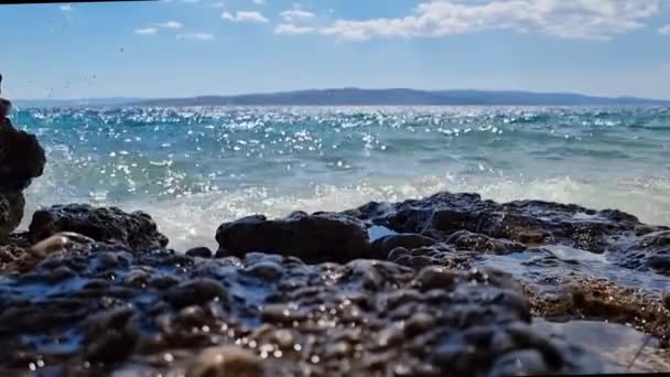 Uitzicht Prachtige Beelden Terwijl Kalme Zeegolven Breken Aan Kust Makarska — Stockvideo
