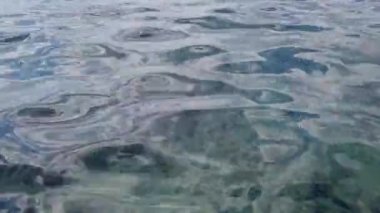 Dalgalanan su ve denizin yüzeyindeki güzel görüntülerin görüntüsü. Güzel hareket Denizde yumuşak dalgalar.