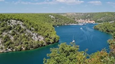 Hırvatistan 'ın Krka Nehri üzerindeki Skradin kasabasının hava manzarası. Hırvatistan 'ın Krka Nehri' ndeki tekne manzarası. Yaz günü.