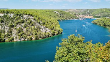 Hırvatistan 'ın Krka Nehri üzerindeki Skradin kasabasının hava manzarası. Hırvatistan 'ın Krka Nehri' ndeki tekne manzarası. Yaz günü.