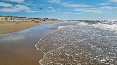 Güneşli bir yaz haftasonunda Kuzey Denizi şehir plajına bakın. Tipik pavyonlar. Zandvoort, Hollanda.