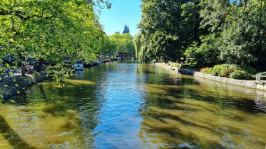Amsterdam Hollanda 'da kanal. Amstel Nehri 'ne ev sahipliği yapıyor. Eski Avrupa kenti yaz manzarası.