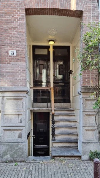Typické Domy Dveře Amsterdamu Nizozemsko Staré Evropské Město Letní Krajina — Stock fotografie