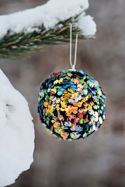 Κρεμαστά Πολύχρωμα Glitter Χριστουγεννιάτικη Μπάλα Στο Έλατο Και Πάνω Από — Φωτογραφία Αρχείου