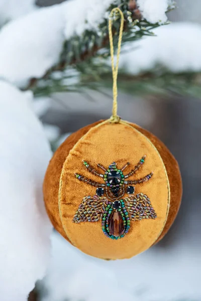 Colgante Bola Navidad Naranja Abeto Sobre Fondo Borroso — Foto de Stock