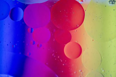 Yağ suya düşer. Soyut odaklanmış psikedelik desenli gökkuşağı resmi renginde. Renkli değişken renklere sahip soyut arkaplan. DOF