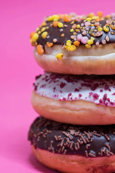 Macro Disparo Pila Donas Sobre Fondo Rosa — Foto de Stock