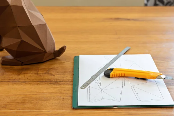 Diy用テーブルの上の紙 リニアとナイフ — ストック写真
