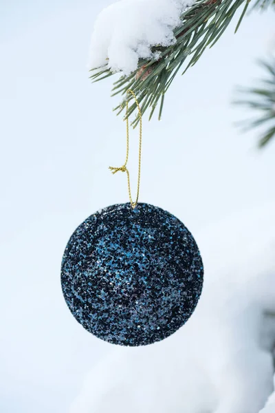 Bola Natal Berkilau Biru Menggantung Pohon Cemara Dan Latar Belakang — Stok Foto