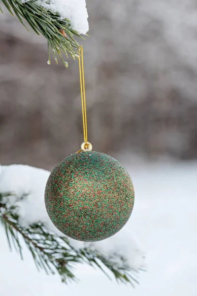 Hängande Grönt Glitter Jul Boll Gran Och Över Suddig Bakgrund — Stockfoto
