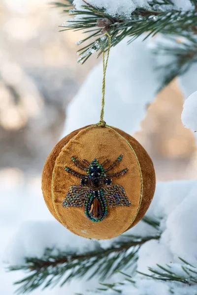 Pendurado Bola Natal Laranja Abeto Sobre Fundo Borrado — Fotografia de Stock