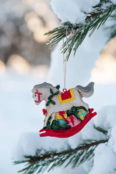 スプルースとぼやけた背景にレトロなスタイルの馬クリスマスのおもちゃをぶら下げ — ストック写真