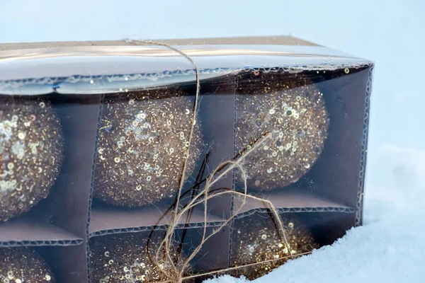 Zlatý Třpyt Vánoční Koule Krabici Sněhu — Stock fotografie