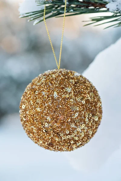 Hängande Gyllene Glitter Julboll Gran Och Över Suddig Bakgrund — Stockfoto