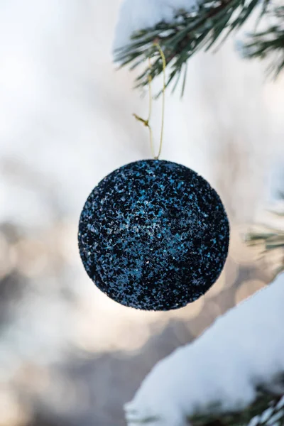 Hängende Blaue Glitzerweihnachtskugel Auf Fichte Und Über Verschwommenem Hintergrund — Stockfoto