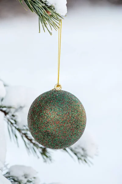 Hängande Grönt Glitter Jul Boll Gran Och Över Suddig Bakgrund — Stockfoto