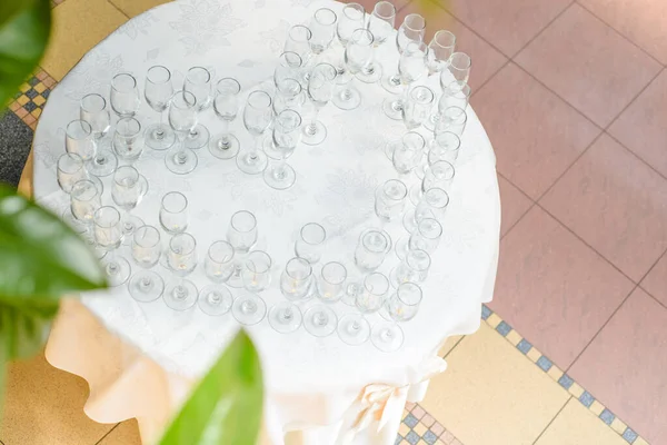 Kutlama Için Hazırlanmış Şampanya Kadehleriyle Masanın Üstüne — Stok fotoğraf