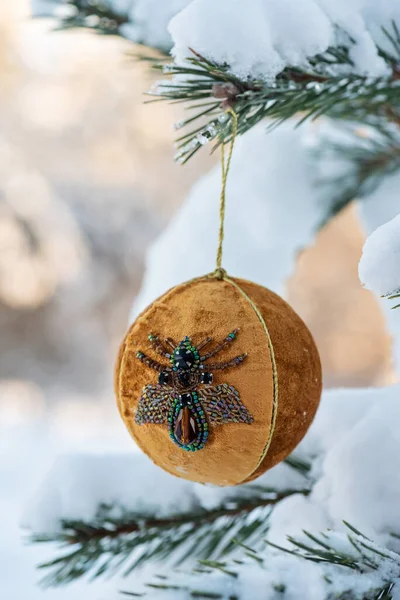 Opknoping Oranje Kerstbal Sparren Wazig Achtergrond — Stockfoto