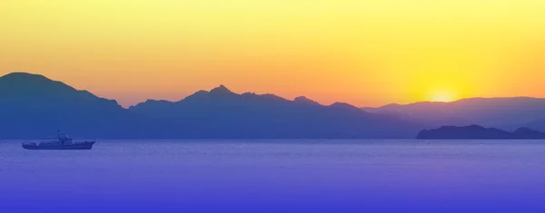 Ship against mountains at sunrise — Stock Photo, Image