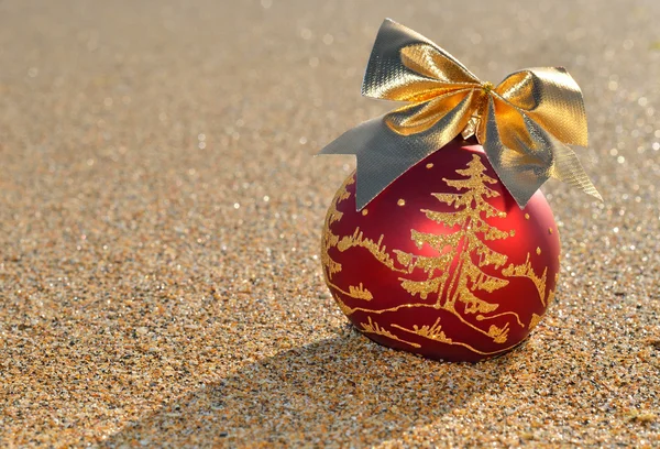 Decorazione di Natale su una sabbia di spiaggia — Foto Stock