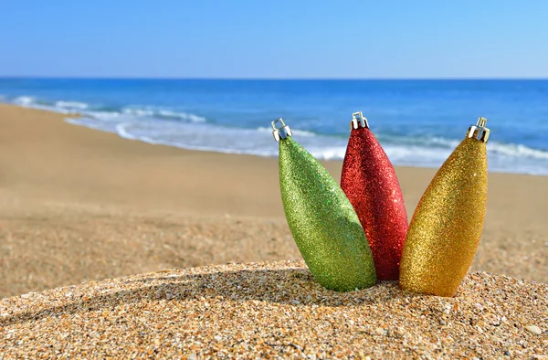Christmas decorations on beach sand — Stock Photo, Image