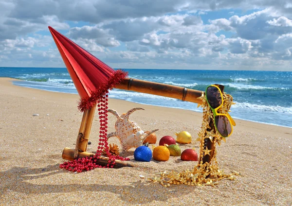 Moldura de bambu com decorações de Natal na praia — Fotografia de Stock