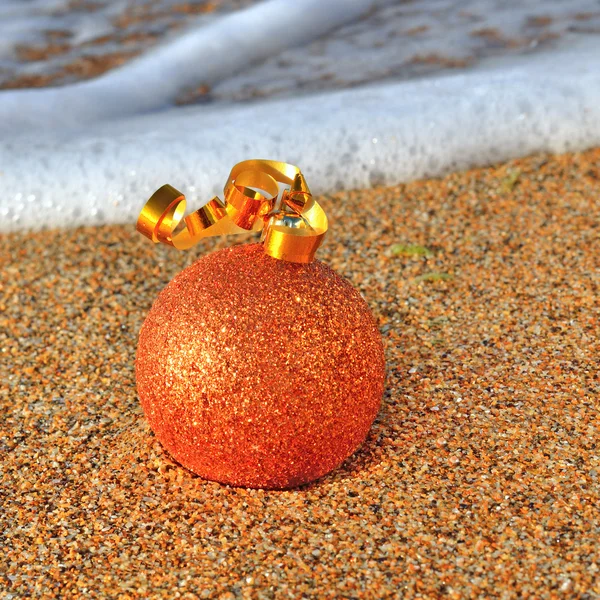 Decorazione natalizia sulla sabbia della spiaggia — Foto Stock