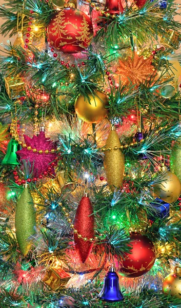 Decoraciones de Navidad en el árbol de Navidad — Foto de Stock