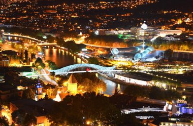 şehir merkezinde, Tiflis ve koyu mavi gökyüzü karşı gece tepe üzerinde kale narikala. Gürcistan