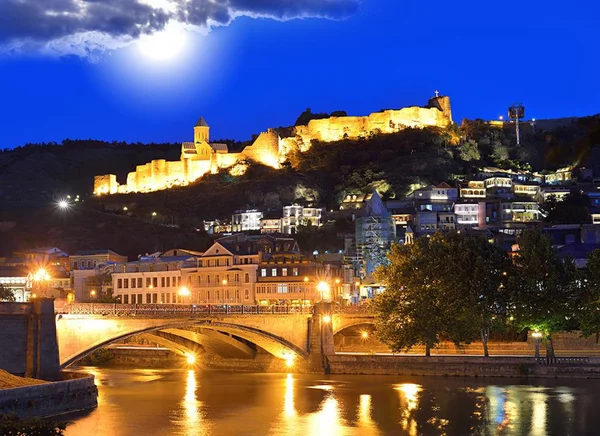 Downtown of Tbilisi and the castle Narikala on the hill at night against a dark blue sky. Georgia — Stock Photo, Image