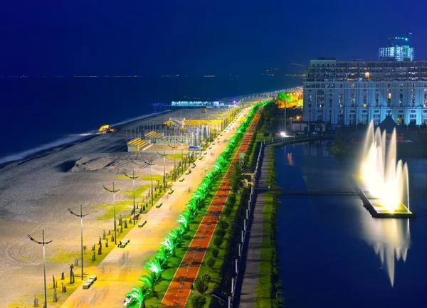 Şehir merkezinde, Tiflis ve koyu mavi gökyüzü karşı gece tepe üzerinde kale narikala. Gürcistan — Stok fotoğraf