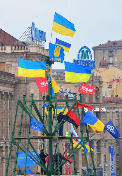 Flaggor av Ukraina och oppositionens partier i kiev — Stockfoto