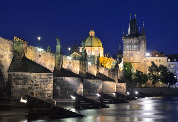 Floden Vltava, Karlsbron och gamla staden bridge tower — Stockfoto