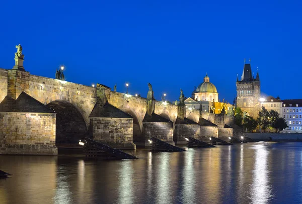 Moldau, Karlsbrücke und Altstadtturm in Prag — Stockfoto