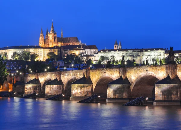 Rivière Vltava, pont Charles et château de Prague — Photo