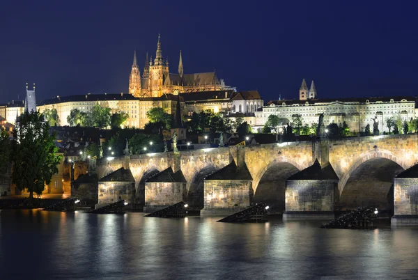 Vltava river, Charles Bridge and St. Vitus Cathedral at night — Stock Photo, Image