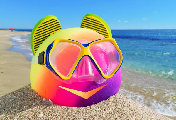 Bola, chinelo e máscara de mergulho — Fotografia de Stock