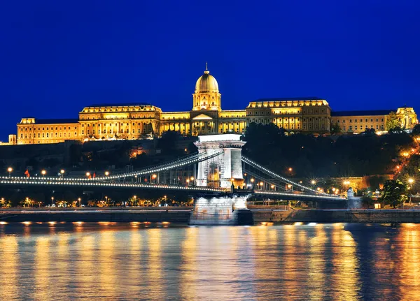 Kettenbrücke und Königspalast — Stockfoto