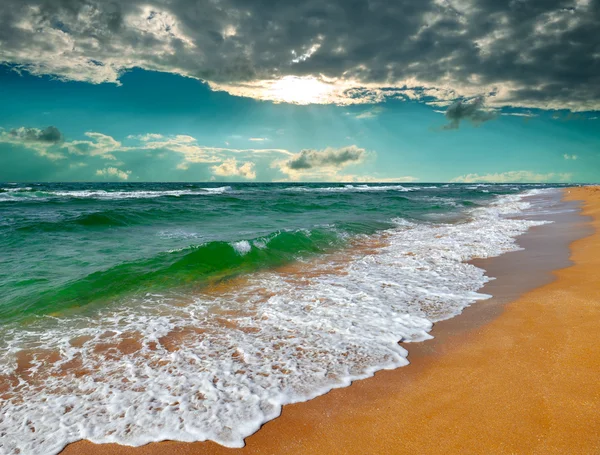 Tropiska soluppgången över havet — Stockfoto