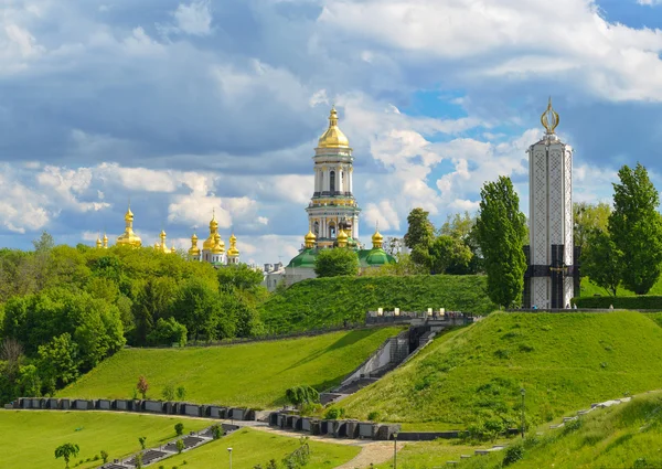 Monument to victims of Holodomor and Kiev-Pechersk Lavra in Kiev — Stock Photo, Image